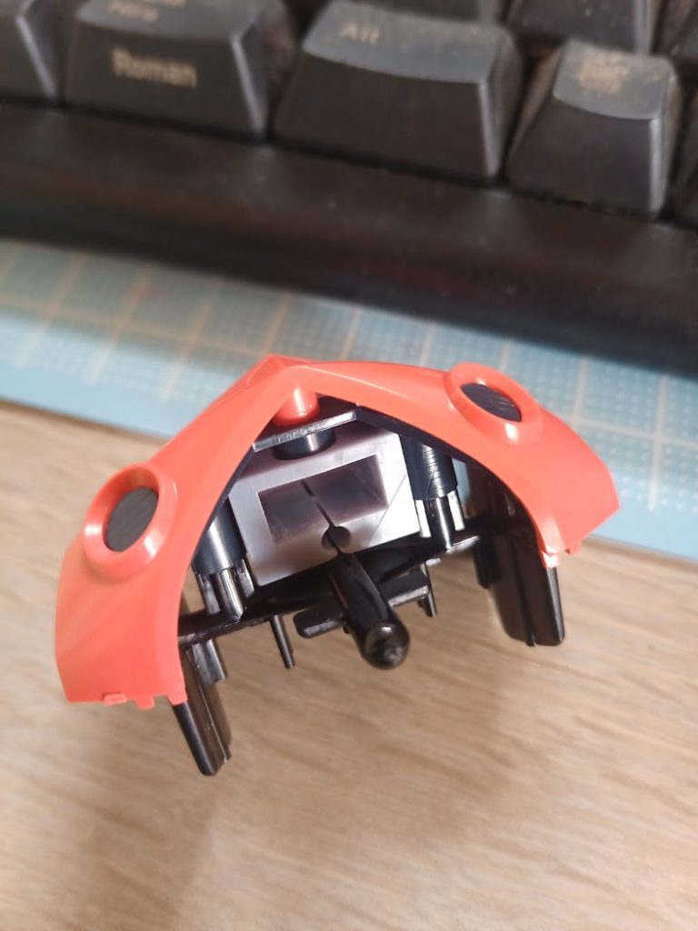 お腹にLEDモジュールを入れるソケットを作りました。遮光もかねてます。