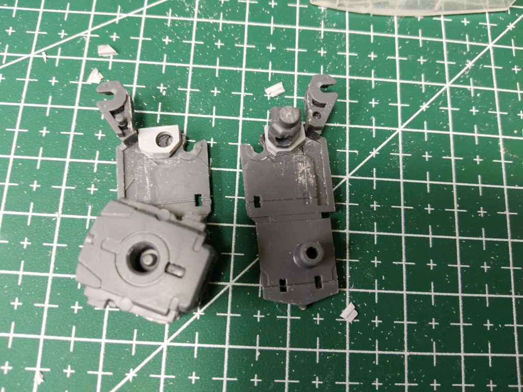 肘関節が手前に曲がらないので可動軸を追加しました。