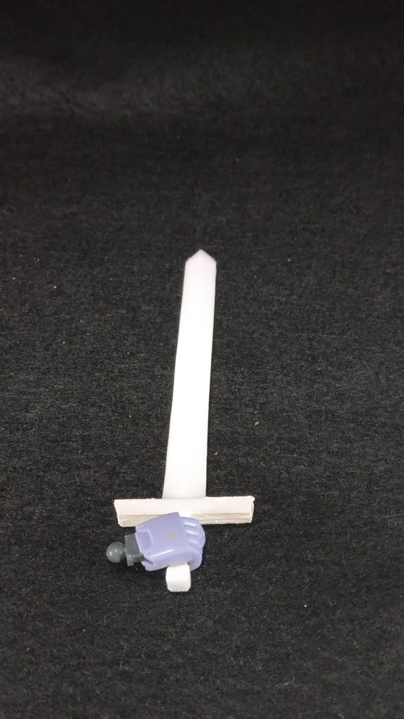 実剣は1,2mmのプラ板2枚から削り出しました。