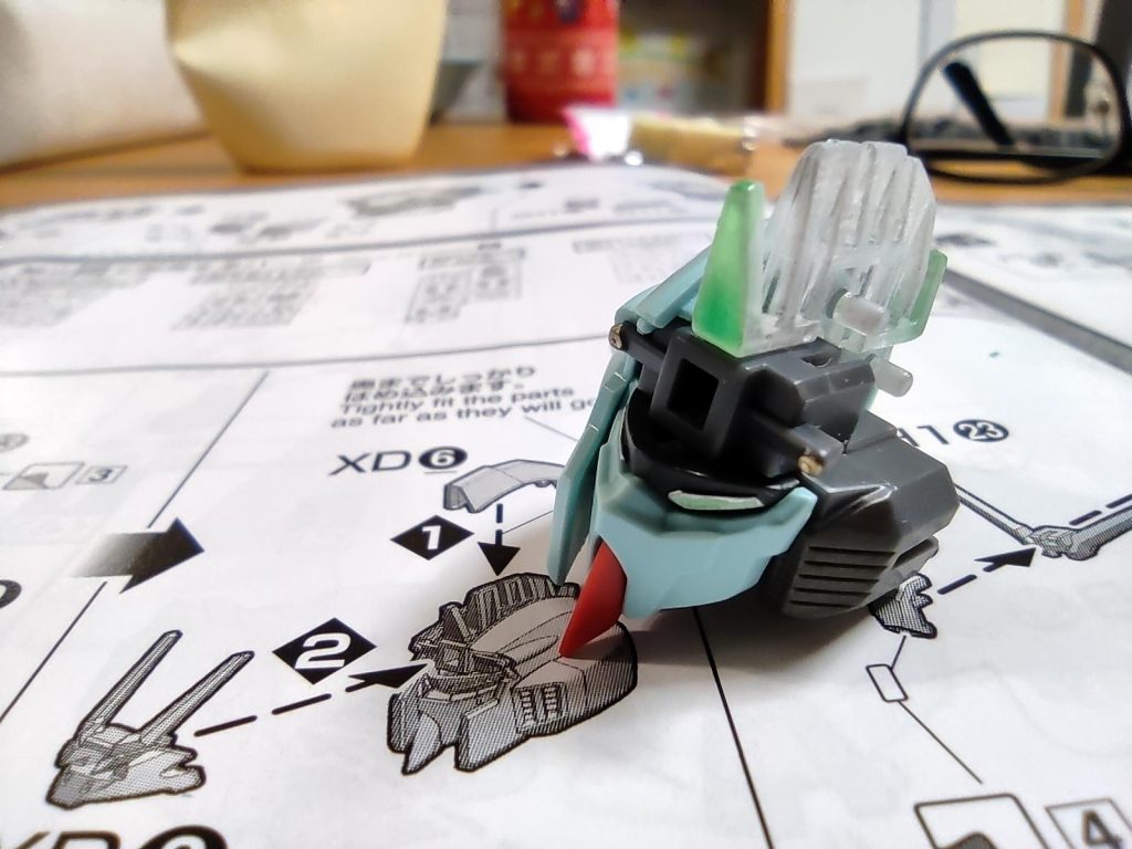 ツインアイはシルバーのスプレーをかけた上に、ガイアのエナメル塗料の蛍光グリーンを塗ってます。が、この塗料は粘りがすごくて扱いづらい…今度はラッカーに変えてみようかな。