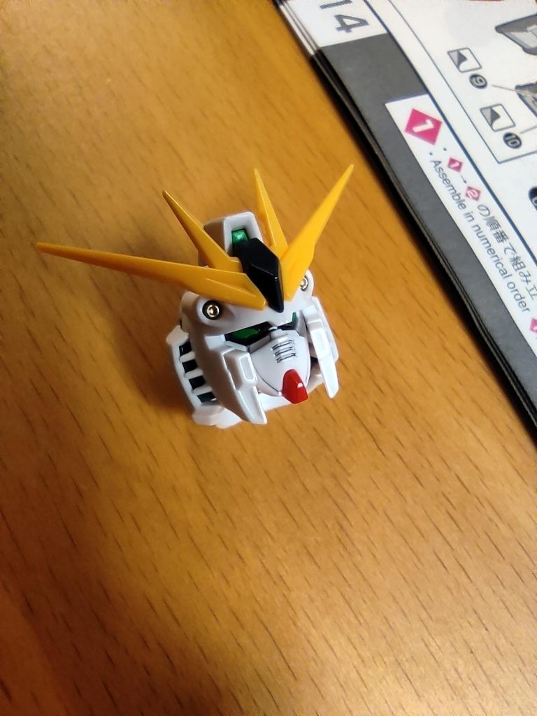 鼻のところのスミ入れがみごとに失敗。ペンでやろうとしたらこの有り様です。このあとエナメル塗料でやり直しました。