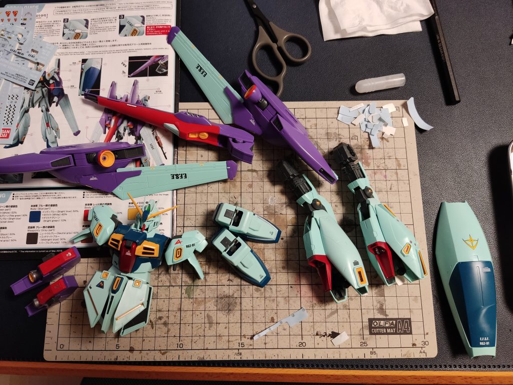 デカール貼り中。すごく時間がかかる。どこに貼るか決まっている付属のデカールでさえ時間がかかるのに、追いデカールはどこに何を貼るか考えるから、あっという間に時間が過ぎます。ただ、こういう集中する時間はたまにはあってもいいものです。