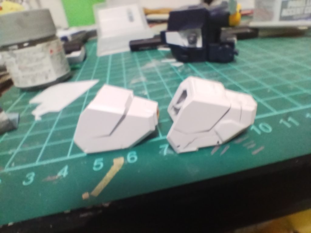 肩はこんな感じにスジ彫りしました。ウーンピンボケしとる……