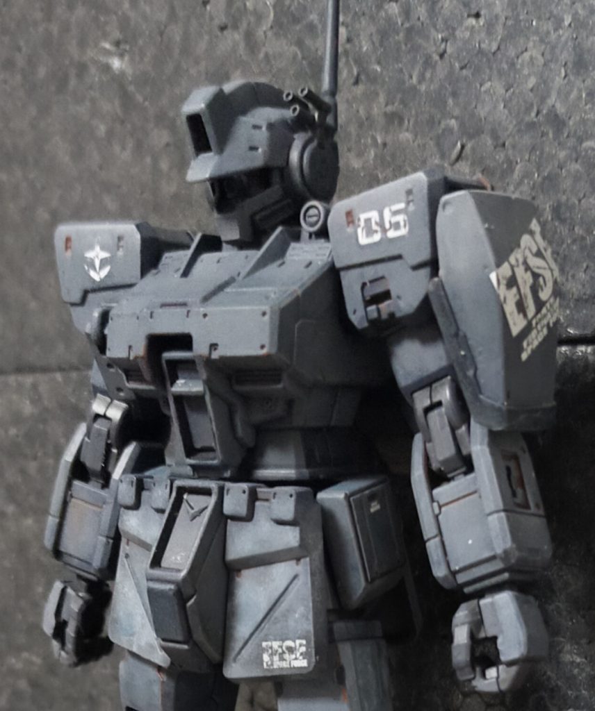 デカールはデザインナイフや爪でカリカリして剥がしてます。ちょっと強くカリカリして下地のオキサイドレッドを出したりして情報量を増やしてます。