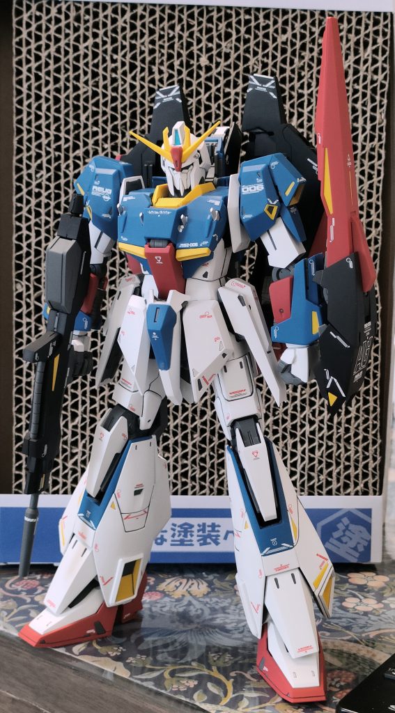 老眼と戦いながら、研磨してヒケをなくし、スミ入れとデカール貼り付けからのトップコートをしました。つや消しトップコートを初めて使用しましたが、仕上がりの美しさに感動しました！ここで満足していたのですが、塗装方法を調べていたら、ウェザリングを見つけてしまい試したくなってしまいました。ここから、汚しを入れるのに勇気が入りましたねW