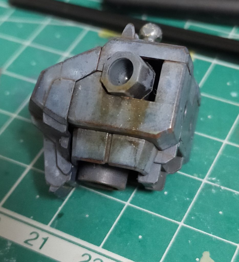 液だれ表現をやってみたくてエナメルのクリアオレンジとオイルで試してみたのですが思い通りのたれ表現にはいきませんでした・・・。同じ感じで全体にウェザリングカラーで錆だれ表現をしてます。