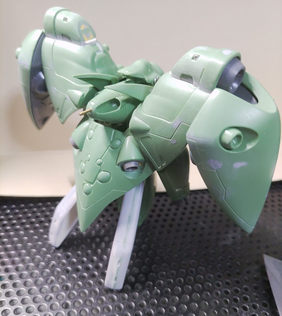 全体にスジ彫りを、一体化しているバーニアは削って市販パーツに変換してます。肉抜きされて半分しか無かった冷却剤タンクは、プラ板で頑張って太らせてました。