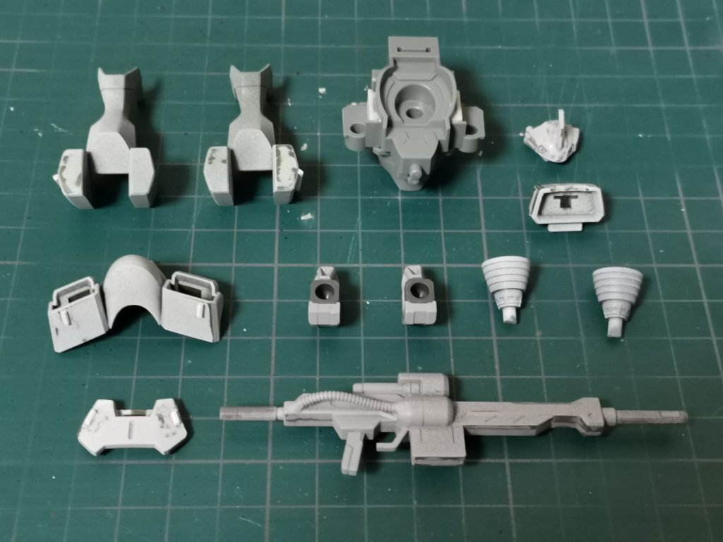 改造箇所・チップ追加・アンテナ追加・頭部後ろのノズルカバーの切り掛け・脚部接合パーツの改造・肩部可動域の縮小　（縮小することで腕の外れやすさや塗装の剥離を軽減）追加バーニアの接続部やライフルの改造、タンク接続のためのダボ穴作成を行い、その他細かい部分の改造もしております使用塗料・ファレホ　メカカラー　ブラックプライマー　　　　　　　スチール　　　　　　　ガンメタル　フラットレッド　クリアブルー　ダークブルー　フレンチミラージュブルー・クレオス　アクリジョン　蛍光グリーン　水性ホビーカラー　スーパーファインシルバー　Mr.スーパークリアー　光沢/半光沢（缶スプレー）外装は光沢→研ぎ出しした後、裏を黒で塗装し隙間の見た目が悪くならないようにしております