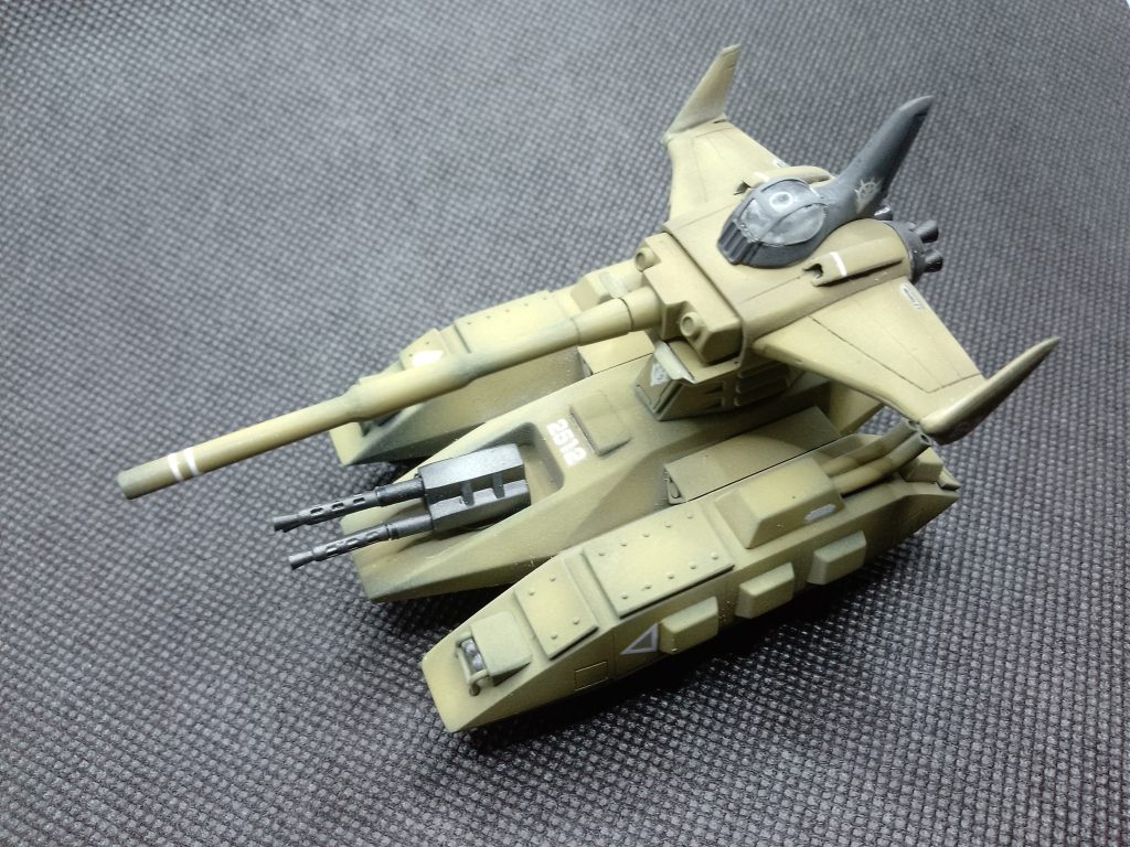 全体にリベットやパネルラインがあるのですが、他のモビルスーツと同じくらいの印象になる程度に瞬着で埋めています平面部分はパネルラインが少ないのですが、前面や上面の装甲部分が分割されてしまっているのも強度が落ちて不自然なので、逆に市販のディテールアップパーツを加工して増加装甲風にしてあります機銃はそれぞれ銃口を開けて途中からスプリングを切ったものにつないでいます