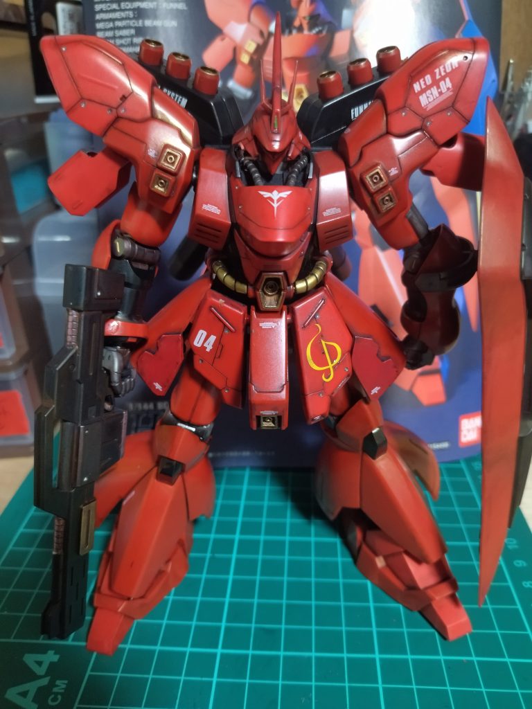 【正面写真】上半身に力を(スジボリ等に)入れすぎて、足元がほぼ素組みです(泣)