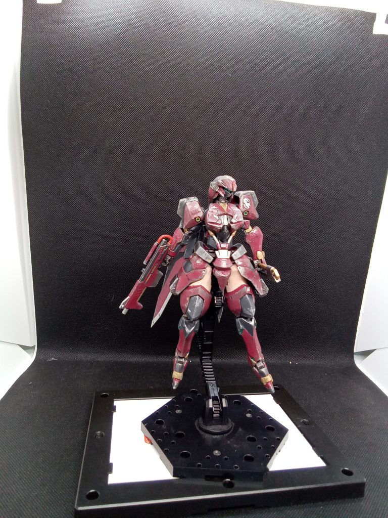頭部と胸部は思いきってオリジナルデザインに変更元のデザインの武骨さも良かったですが華奢なデザインにしてみました。あとは各部装甲のデザイン変更と脚部を1.5cmほど延長