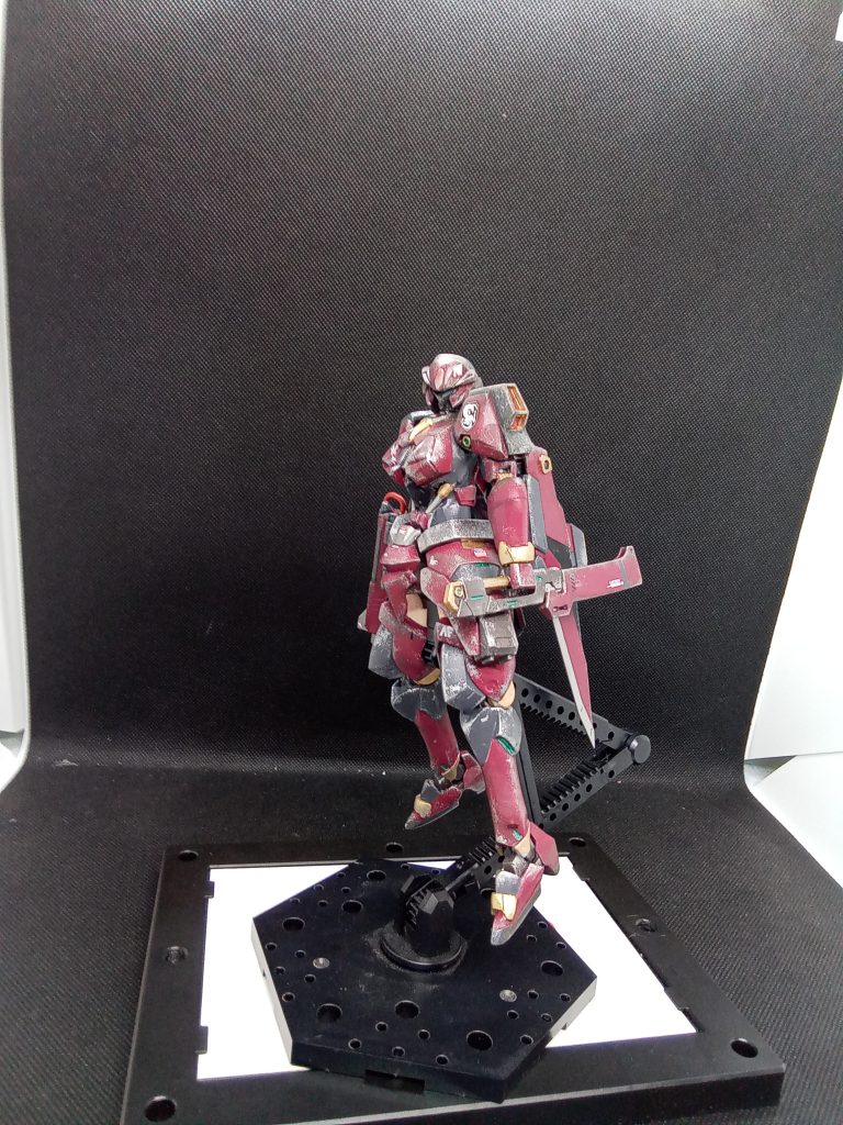 肩装甲はジャンクのジェガンから拝借してパテで少しデザイン変更