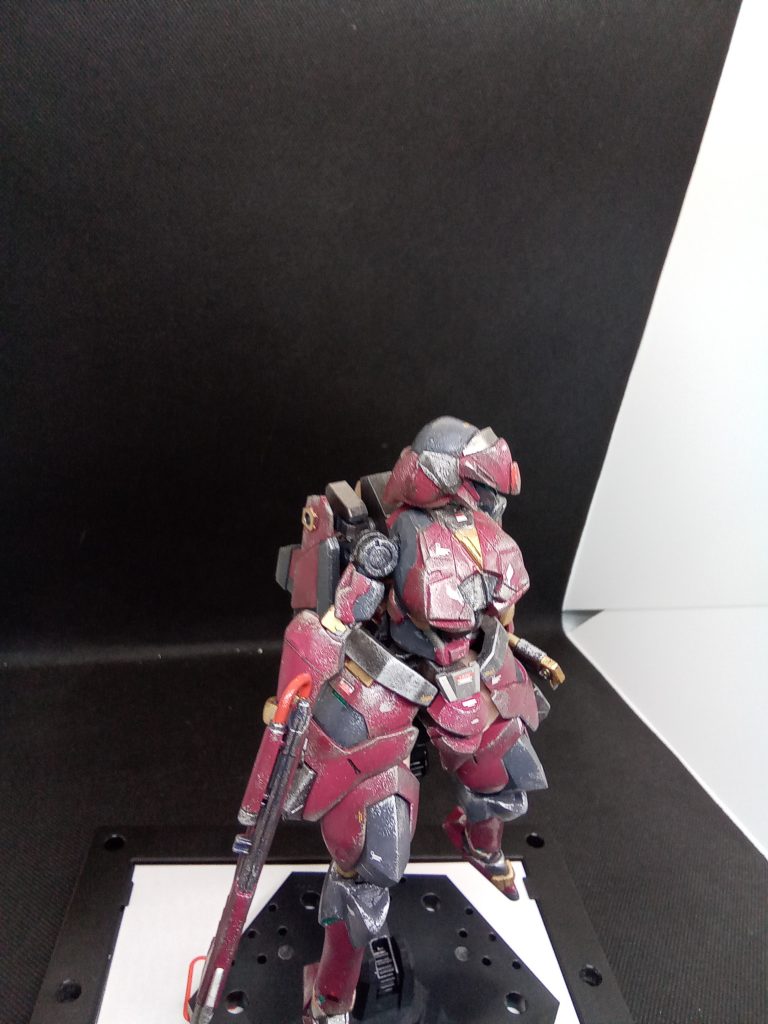 胸部はほぼ造り直し胸部と肩の関節を変更して小型化してみました肩装甲の取り付けにはネオジムを利用