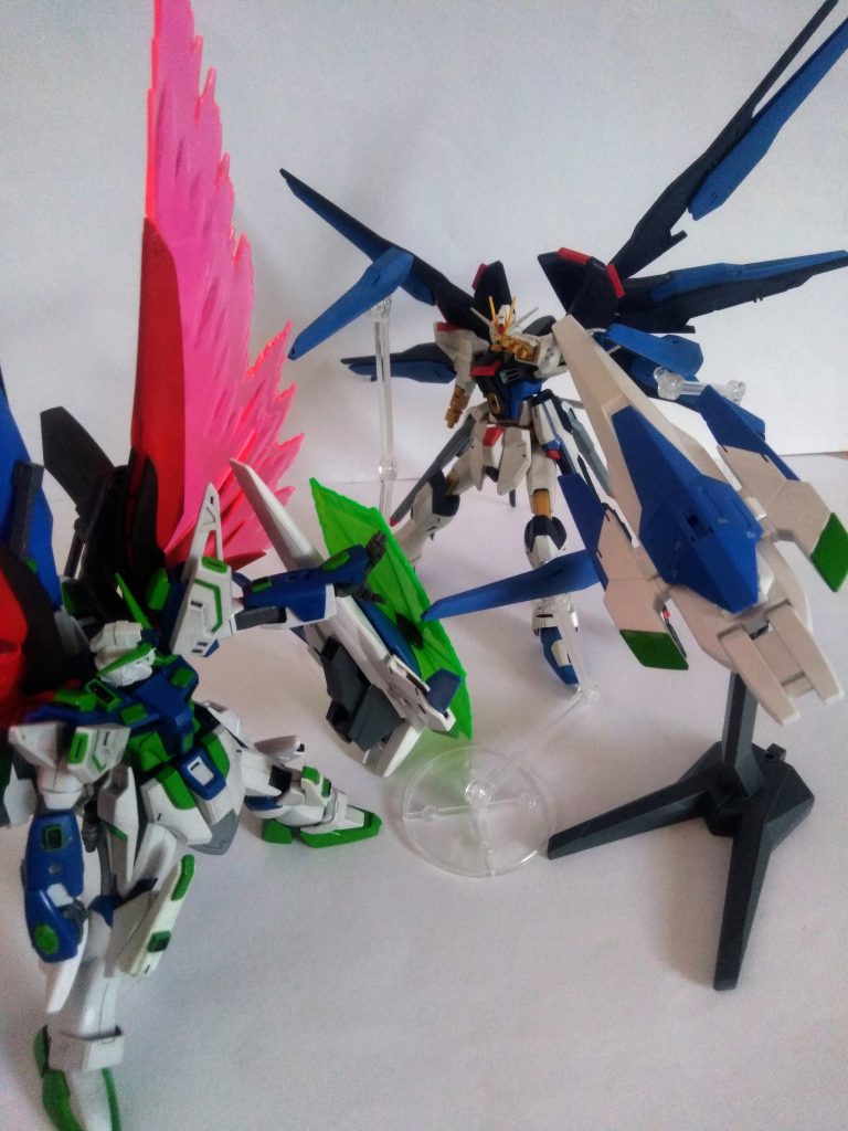 右腕を破壊されながらも『スーパー ドラグーン』を展開してくる『キラ』😥　　　　   『シン』も《『Su,Te,Ra,』ウェポンシステム》の『GIGA ドラグーン』を発動！展開と相成ります。