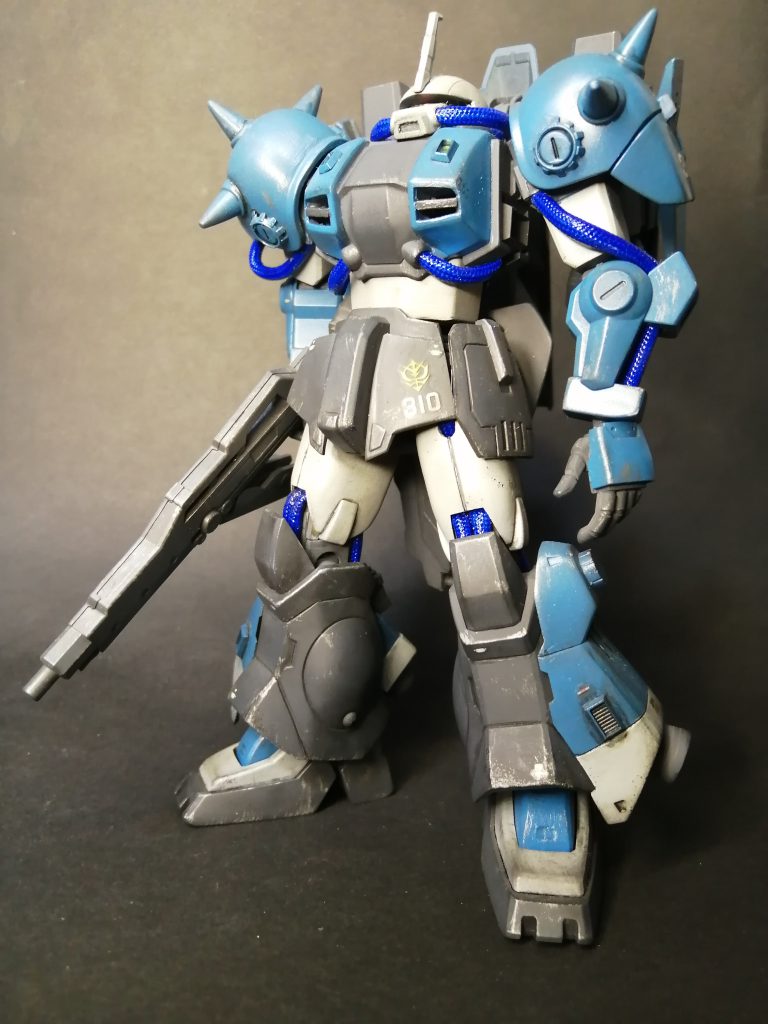 前面。青を基調にカラーリング。ハイザックを好みに魔改造しました。足首にMKⅡ、胴部の延長と顔の凶悪化、パイプ類をチューブにしました。