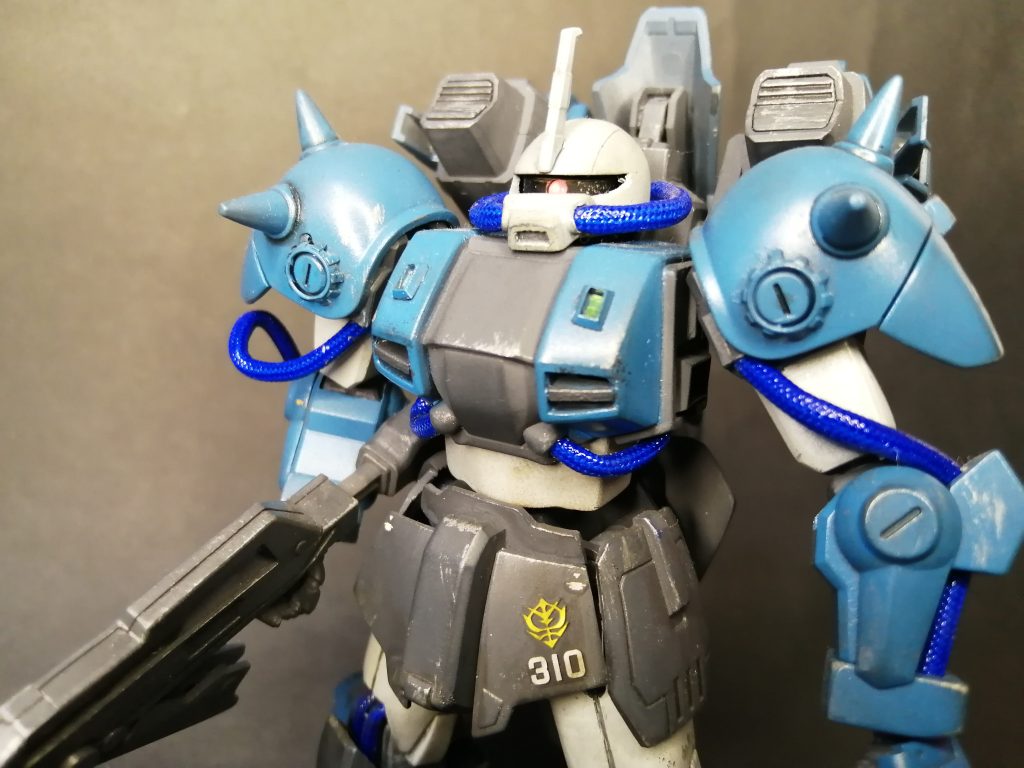 バストアップ。両肩をスパイク、モノアイを狭めて凶悪化して強そうに見せてます。