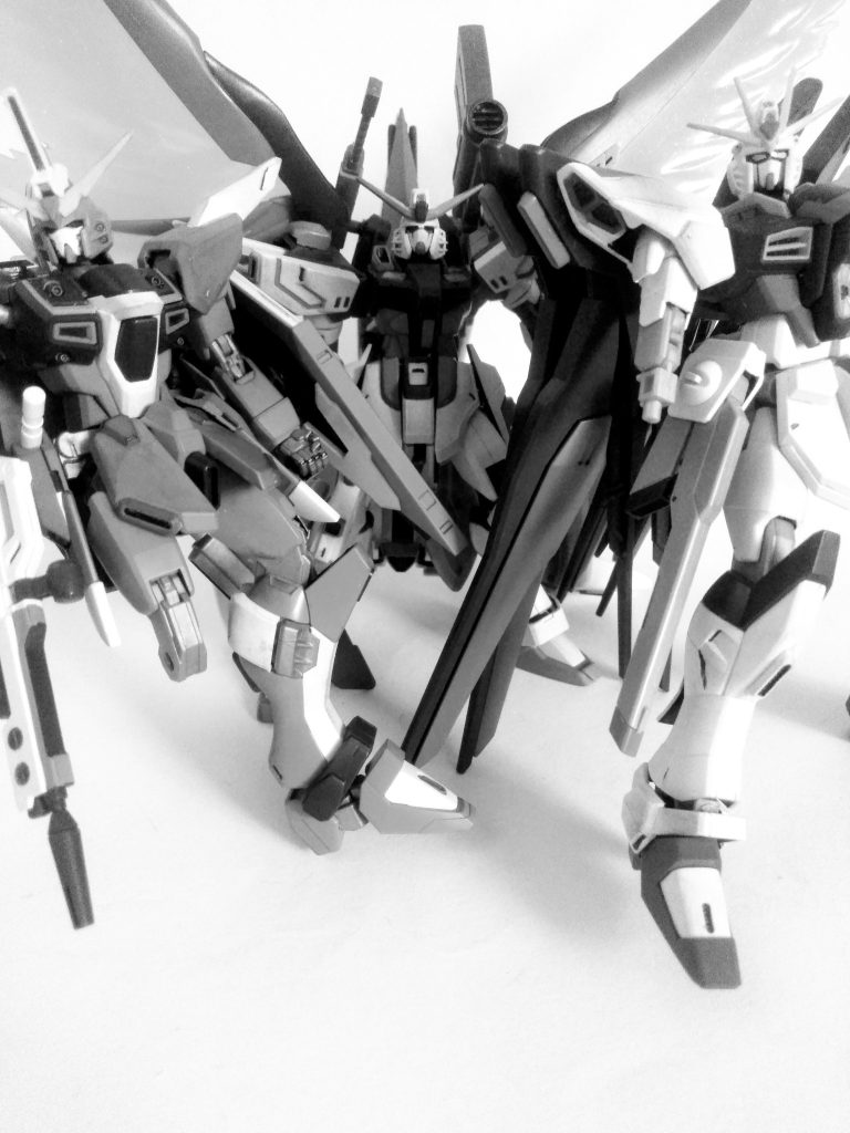 絶望の中、二つの光明が降り立った！　　    さ～てっ次回もサービス💗サー…❌　          『三ユウ集結！』三っつの力を合せるときだっ！！　ガンダムッ！！！お目汚し ありがとうございました。