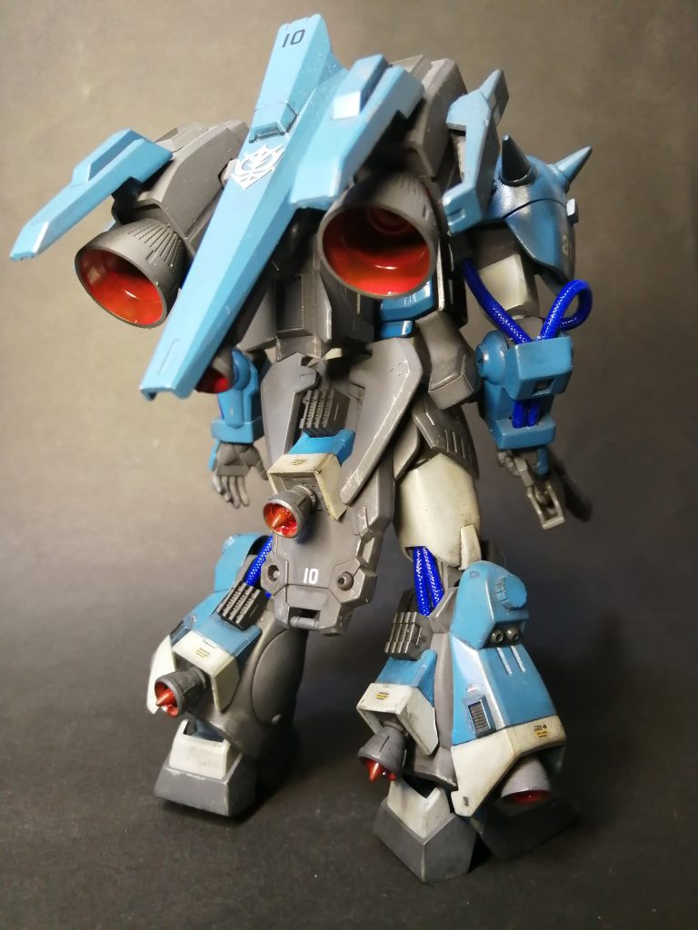 背部。劇的に変化した後ろ姿。スラスター群をもりもり。強化人間じゃないと加速に耐えられません。