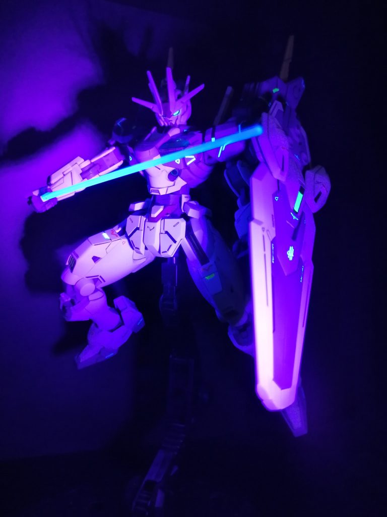 いつものごとく、頭部カメラ・ツインアイ・センサー類・ビームライフルは蛍光カラーで塗装しました。UVライトで発光します。最後まで見ていただき、ありがとうございます😸