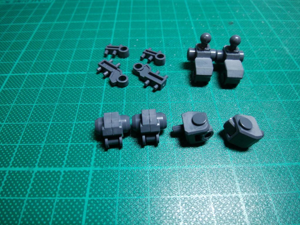 このキット最大の難点、関節、手首のABS部品。割らないように恐る恐る作業。写真右上の足首関節は肩アーマー同様に後ハメ加工しました。最後までご覧いただきありがとうございます。