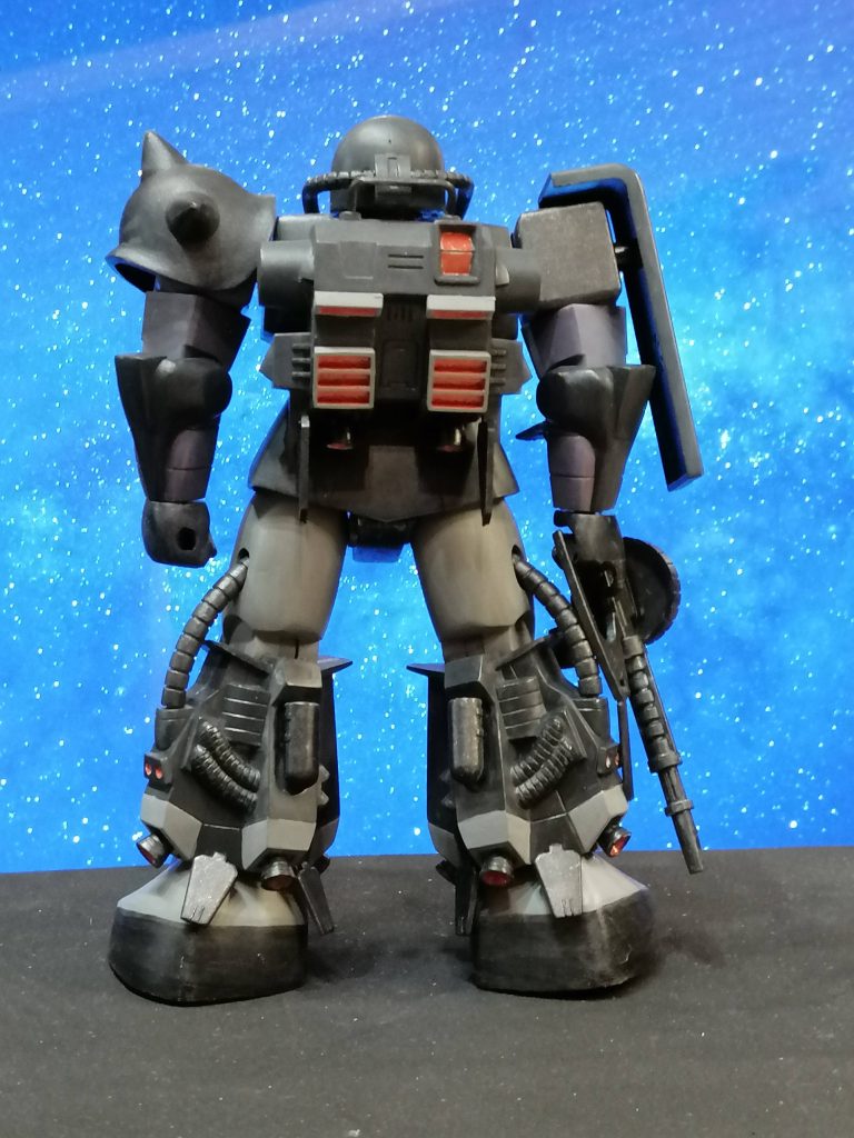 赤い部分は艶消しホワイトの上にサーモンピンク(シャア色)です。吹き出し口みたいなところの塗装が一番大変でした。