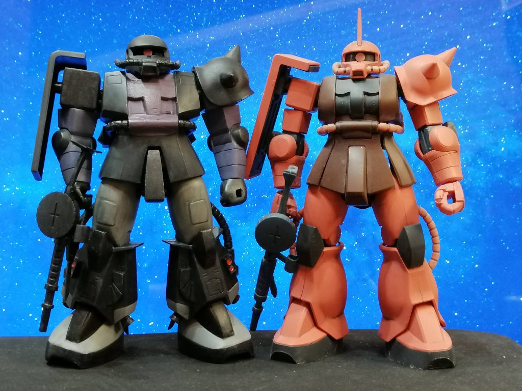 1983年発売vs2002年発売(HGシャアザク) 可動はHGが圧倒的に優秀ですが各部の形状は旧キットもなかなかかっこいいと思います。