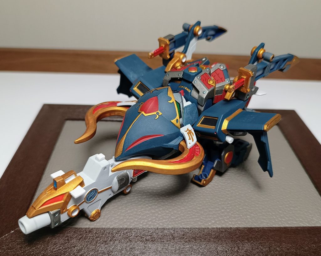 超武者大鷲形態(スーパームシャイーグルモード)!なんとちっちゃいタイヤがついてて転がせます!BB戦士のこういうギミック、たまりません!ちゃんと烏帽子が顔に見えます!