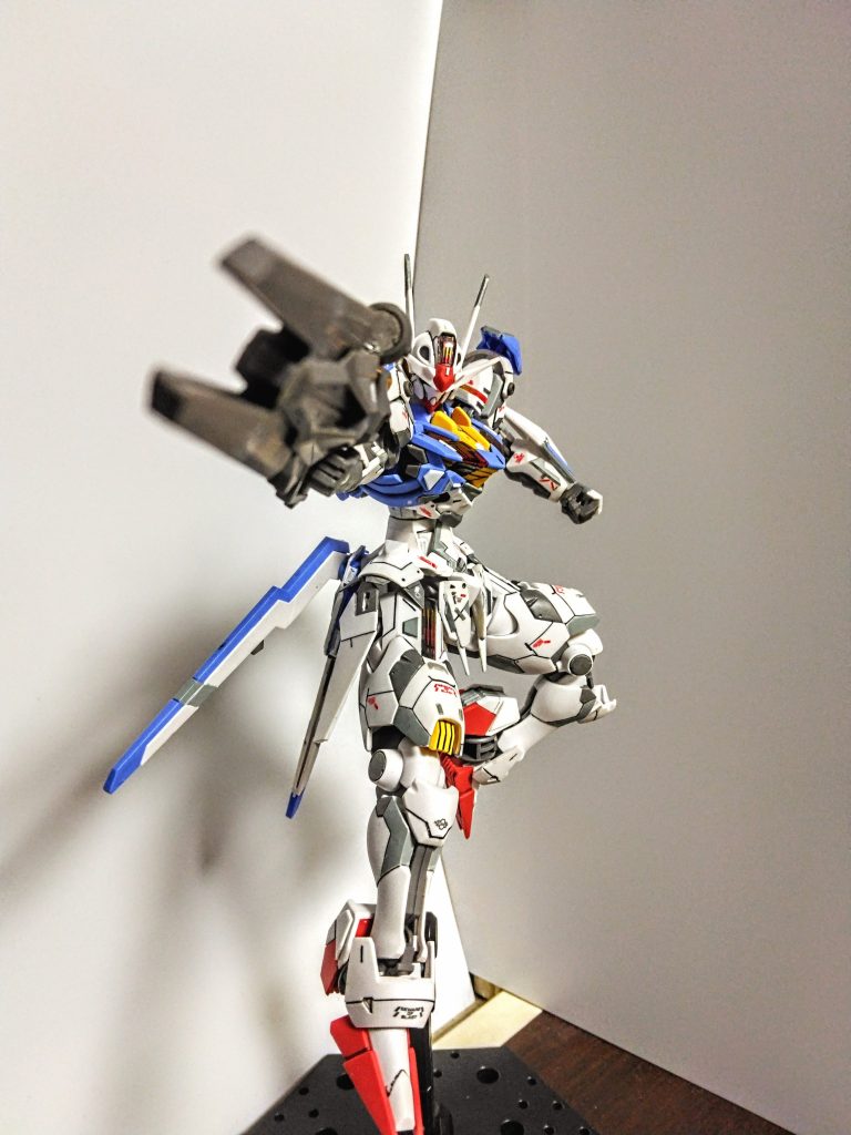 自分は主に改造して楽しんでます。今回は皆さんおなじみの足の延長と胴体の2ミリの延長、腕の延長をし、あちらこちらにスジ彫りとプラ板によるディテールアップしています!!