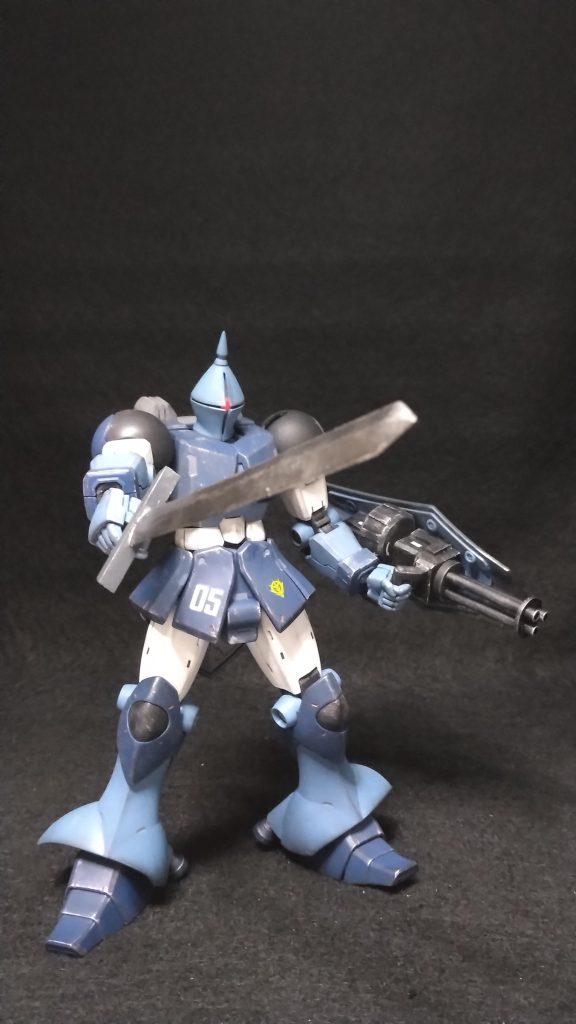 ビームサーベルを実剣に変え、特有のシールドをグフのシールドにガトリング(プラ板とプラパイプで自作)を装備させ中距離の攻撃も行えるようにしました。