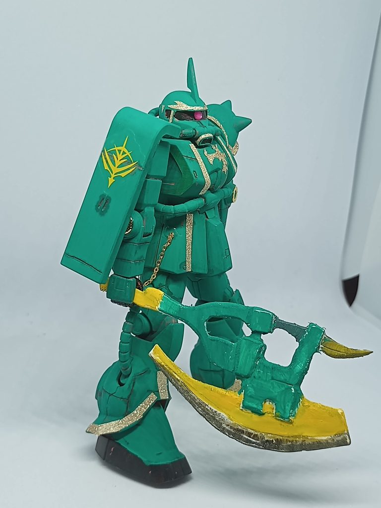 デカールはだいたい百均のキラキラシールを切って貼っています。ペラペラで超ムズいです。肩のシールはなんか余ってたシールを貼りました。