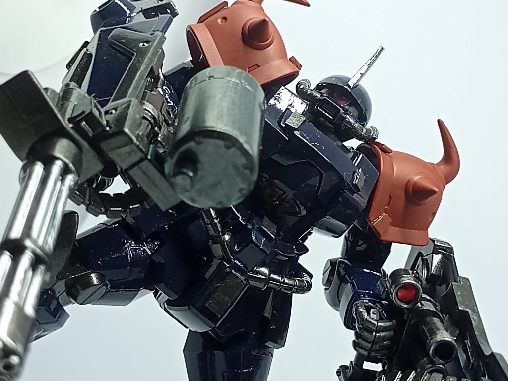 紺色のとことガトリングガンの塗装は、筆塗りです。なんでかテカってしまう。なんかテカらずに塗装できる方法があったら教えてください。筆塗りラクいけど、難しいっ!