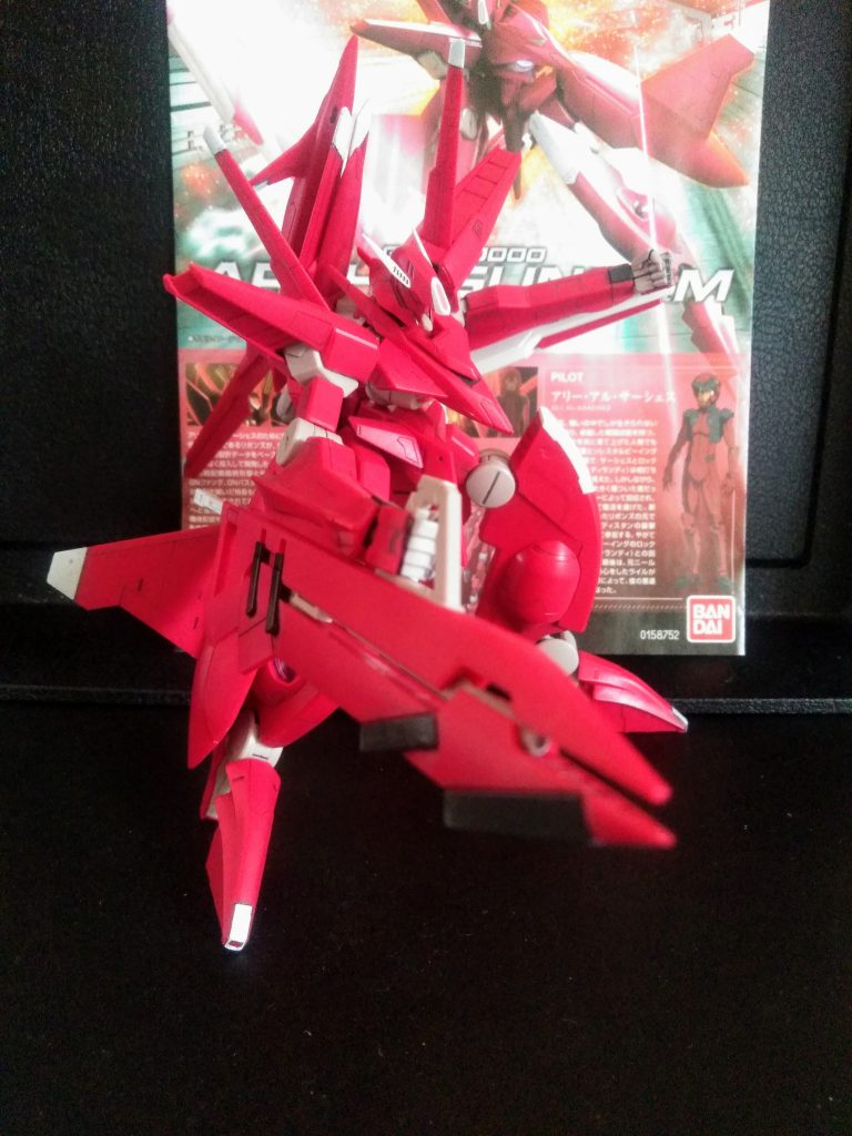 『君のデザインの何処がガンダムなんだ!😠』と声高らかに叫びたくなるこの子😊 全身赤くて、目にも優しくありません😖