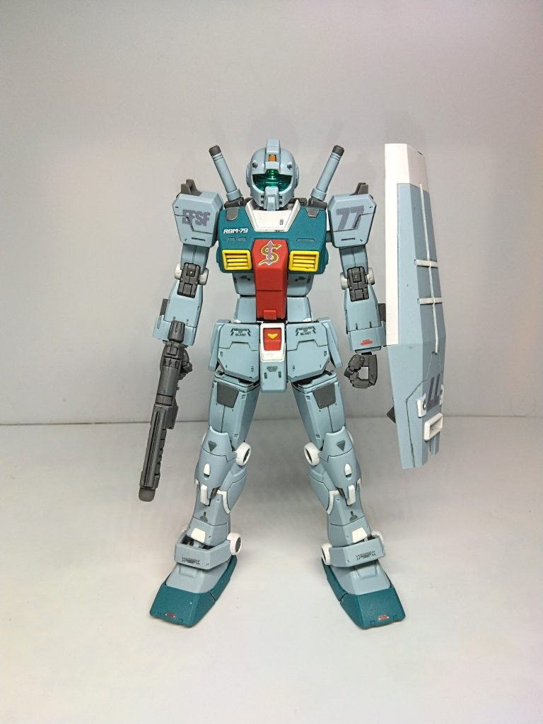 肩とフロントスカートが寂しかったのでスジ彫りを追加しました。スジ彫りにはクレオスさんの0.15ミリと0.7ミリを試用しました。スジ彫りに合わせてデカールを切るのは始めてでしたが案外上手くいくもんですね!!!