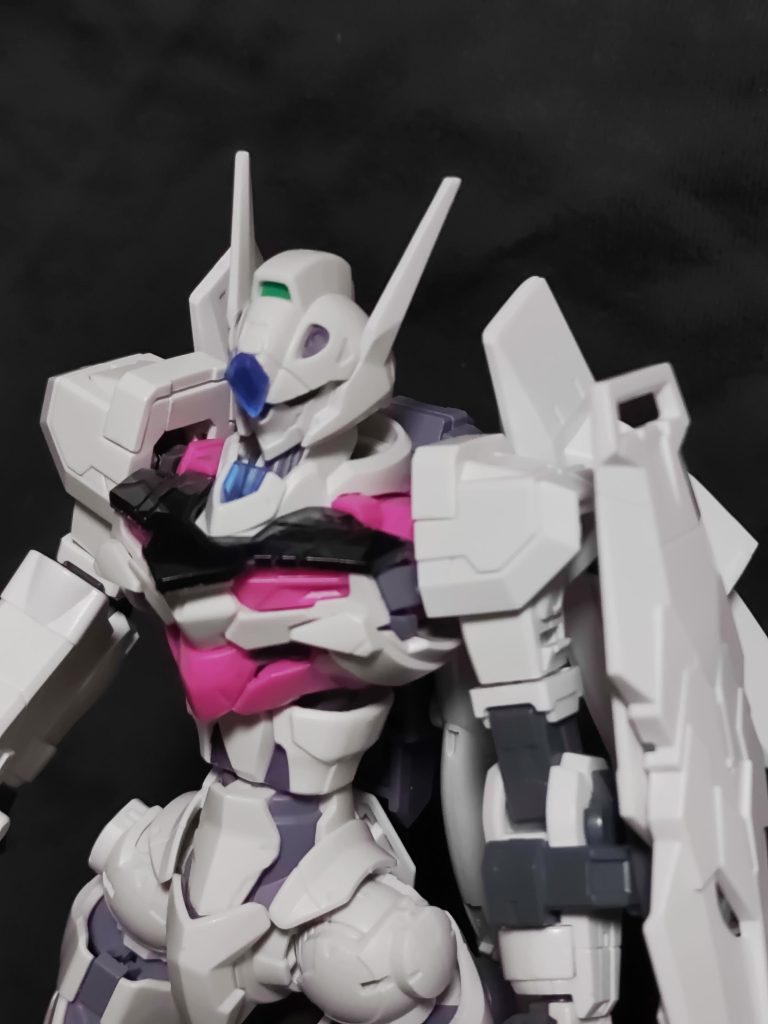 胴の延長に使ったのはスターバーニングのC1-36を逆さまにし、元の軸に合うよう色々削って、真ん中はGバウンサーのC4、グレーのマーカーで塗りました。