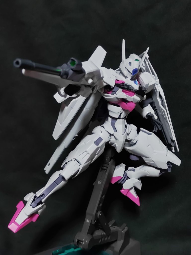 額と胸の青いのはルブリスのタグから。額は付属の接着面がシルバーのシール。胸の(枠?)はバルバトスの額です。パーメット６制御出来てます(笑)