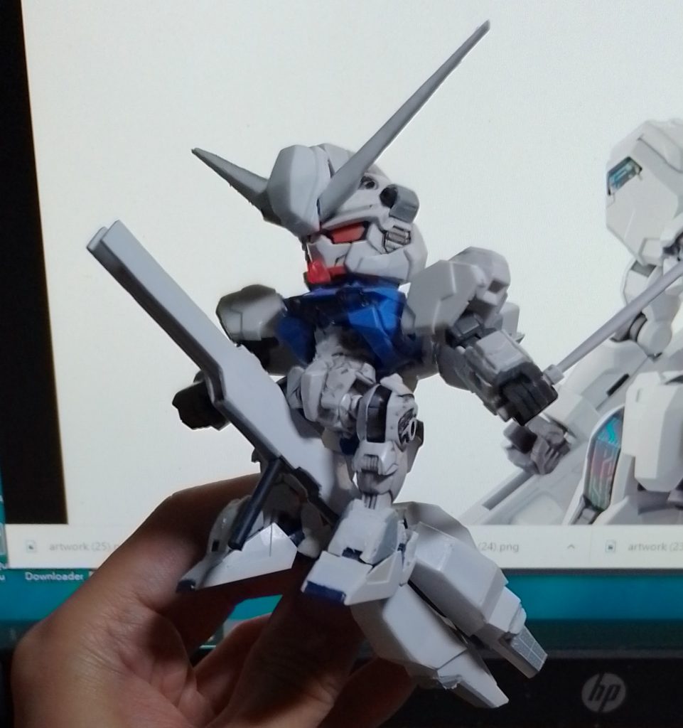 3日後、頭部のアンテナのダミー部分をプラ板で作り(UVレジンパーツに複製するために作りました)、ユニコーンの肩のパターンを研磨して新しいものを貼り付け、顔もユニコーンのパーツを使用してより似せました。 キャリバーン