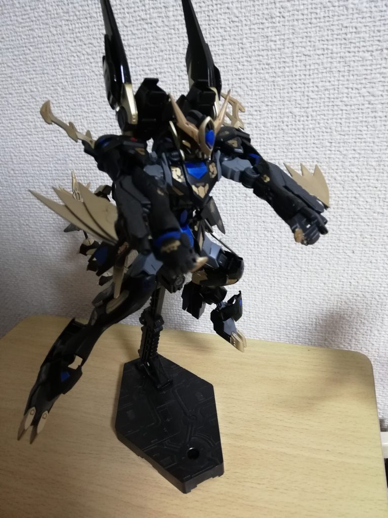 武装1 アームドレザー両腕に装備した切断武器 指のレクスネイルと合わせて相手に斬りつける以外にも内蔵された滑空砲も使用可能