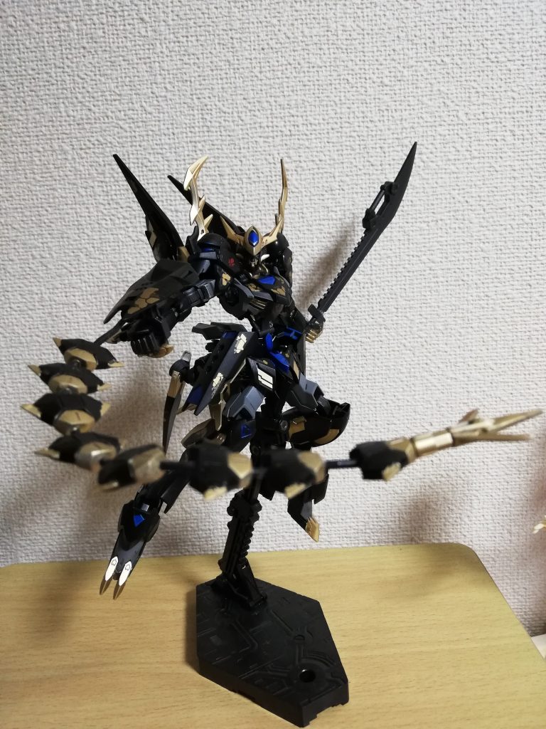 武装4 テイルブレード ルプスレクスのものに蛇腹状のブレードを追加したもの 尻尾として相手に斬りつけたり手に持って直接斬りかかることが可能