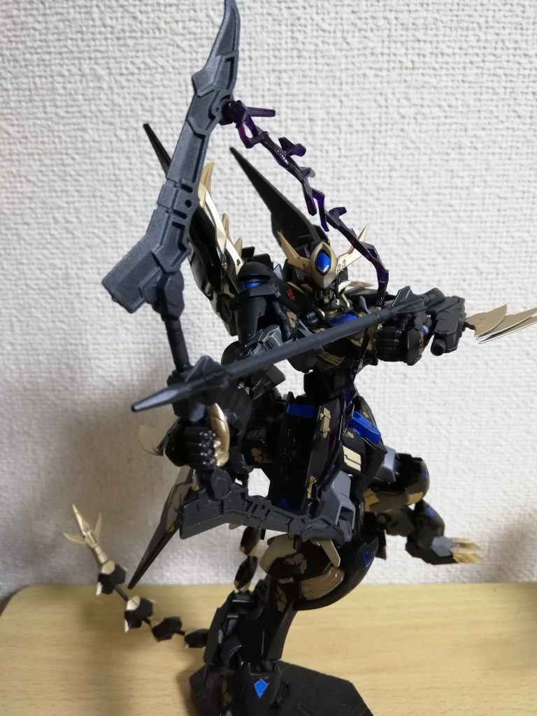 武装5と6 ツインブレードとラウズダインスレイブ バルバタウロスの物を使用 鉄血世界的にはリアリティないけどかっこいいからつけましたw