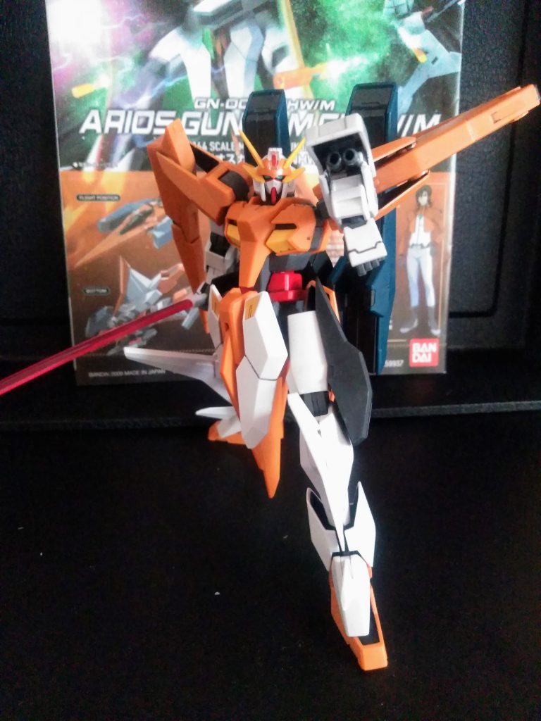 『GN ビーム サーベル』はフロントアーマー裏にマウント × 2 本。両腕先端には『GN サブ マシンガン 2連装× 2 』と割りと装備が充実してます😆