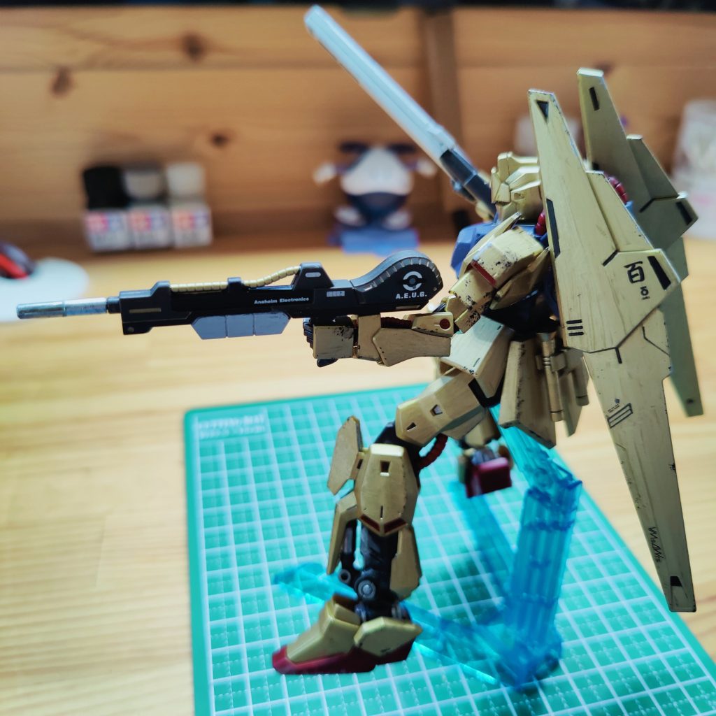 ガンダムマーカーで塗ってます。