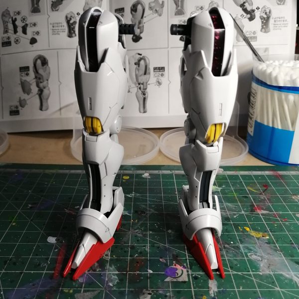 フルメカニクス1/100ガンダムエアリアル③脚を作りました。きれいな脚ですね。シェルユニットのクリアーパーツも組んじゃいました。めんどくさいので😅最後につや消しトップコートを吹くときにマスキングテープを貼ります。後ろはこんな感じです。ディテールが良いです。1/100ですが、脚がこんなに曲がります！すごい😆（1枚目）