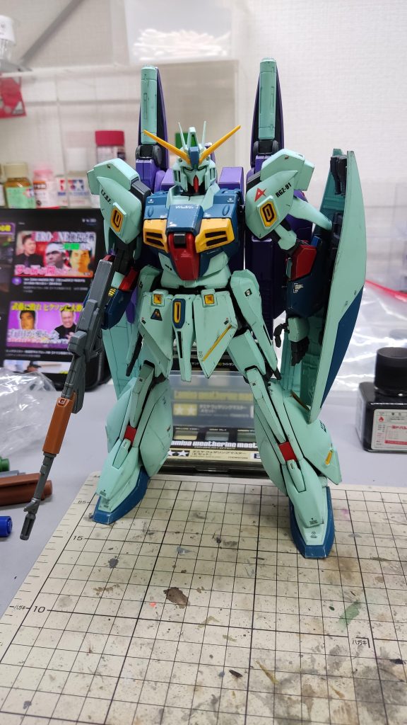 ひとまず完成。次の日に見たら、汚しが物足りなく感じました。そこでリアルタッチマーカーのブラウンで汚しを追加。細かいところにガンダムマーカーのメタリック系を使って、部分塗装も追加しました。時間を置いて確認するのは効果がありますね。時間差セルフレビューとでも言いましょうか。おすすめです。以上、MGリ・ガズィ・カスタムでした。お読みいただきありがとうございました!