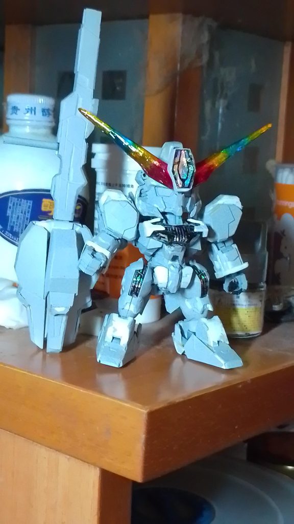 6日後、さらにディテールを追加します。胸の両側のカバーアーマーはユニコーンから切り取られています。