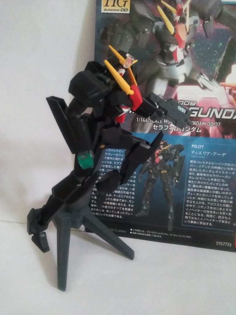 背中にクッツいている『セラフィム ガンダムさん』かなり華奢な体格です😥『GN ビーム マシンガン』を装備