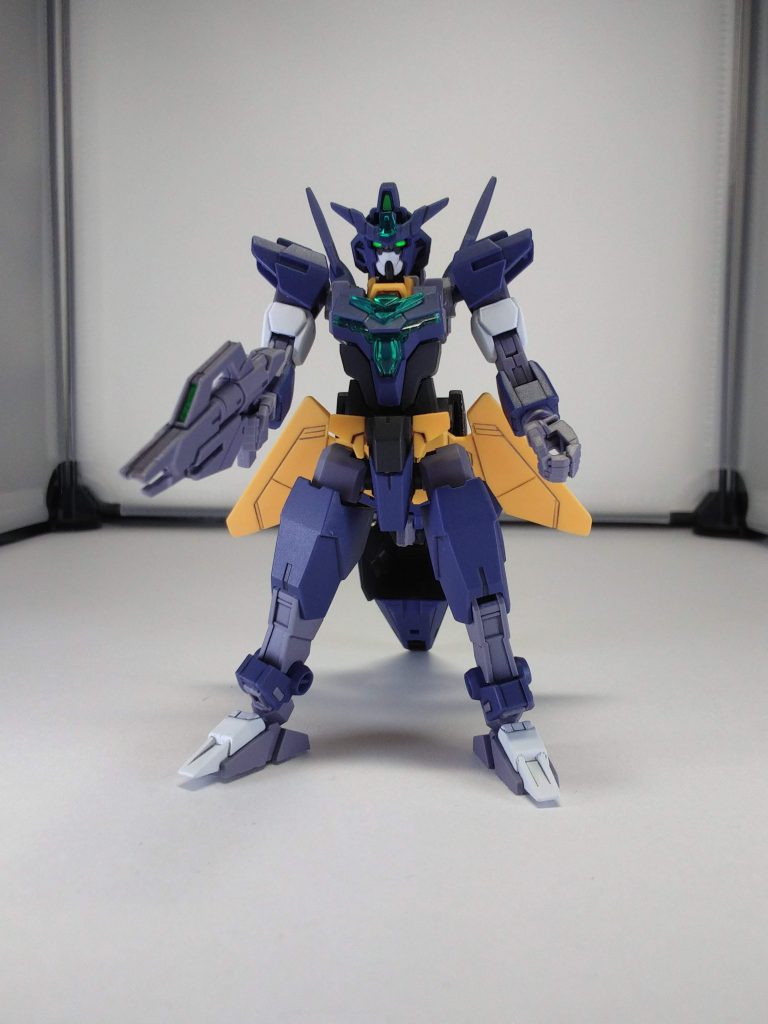 顔のマスク部と二の腕部つま先を白に塗装、クリアーパーツはコアガンダムⅡG−3カラーから拝借して印象を変えて見た。