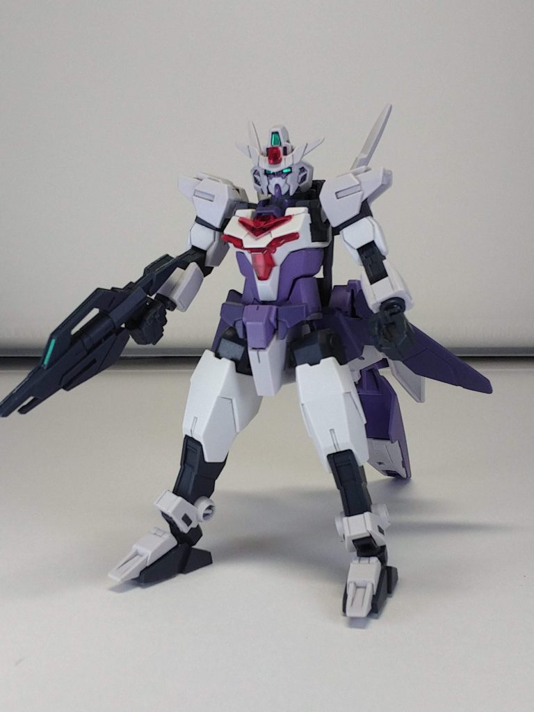 解りにくいですが顔のマスク部とボディー、二の腕部、太ももパーツは白に塗装しています。