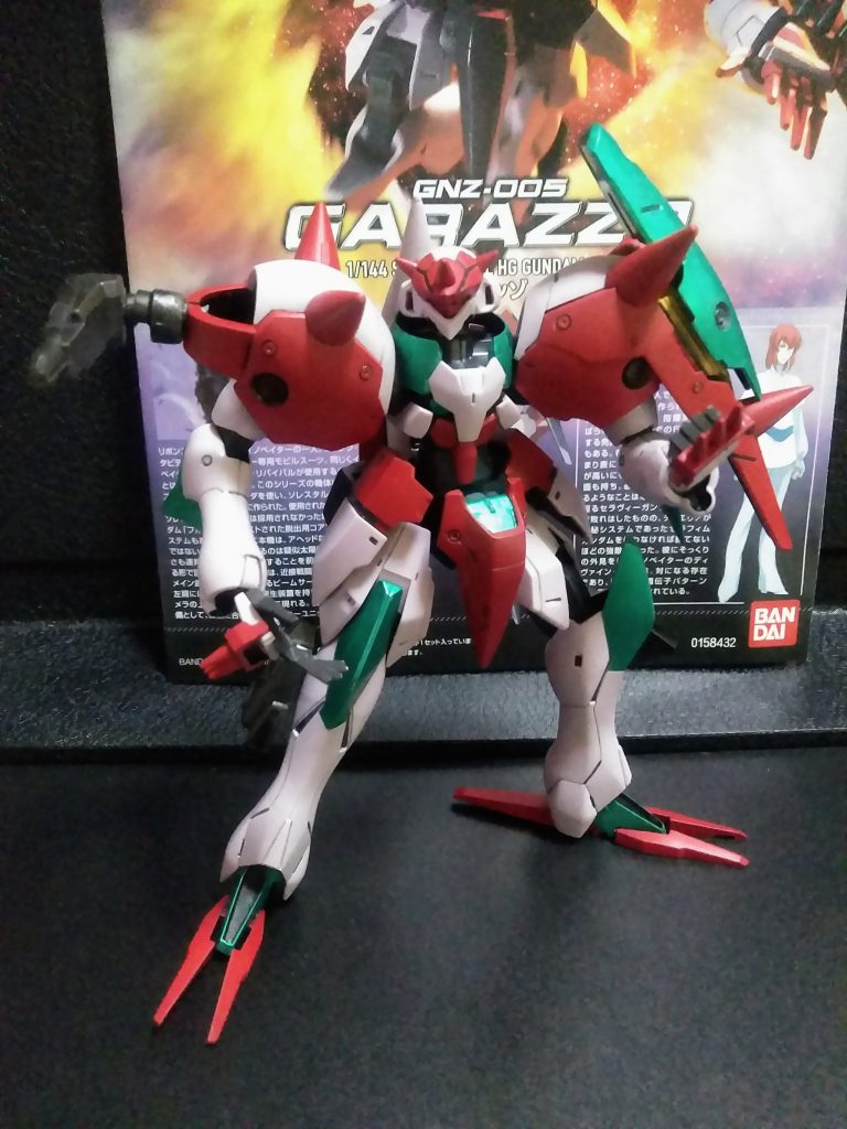 此方はゼロ距離戦闘用の機体。あまりにも潔いので、肩部に『ビーム ライフル』を備えてやりました😤左肩シールドには『 GN フィールド発生システム』が。