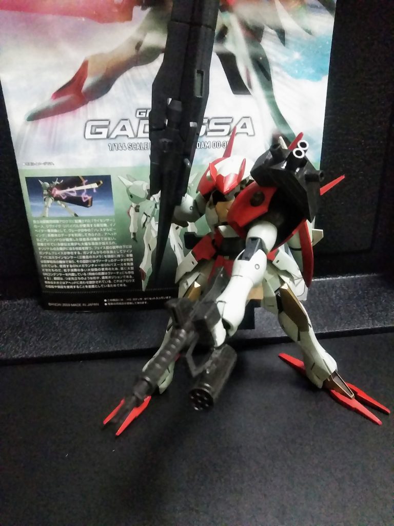 取りはこの子、砲撃戦のスタイル😍            なので『速射型ビーム ライフル & ミサイルランチャー & 肩部マルチランチャー』をプレゼント。 此れで懐に潜り込まれても大丈夫!😤