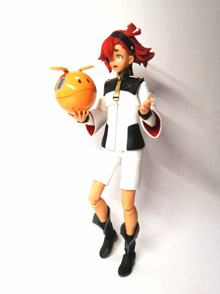 部分塗装は、口の中をピンク、服の肩部分・ネクタイをゴールド、袖の内側をレッド、ブーツの内側・底をニュートラルグレーで塗装しました。ハロはスミ入れして、光沢トップコートです。スレッタはつや消しトップコートで仕上げました。